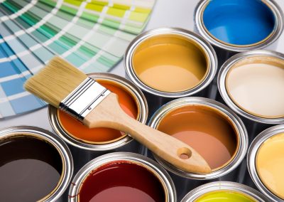 Pots de peinture de différentes couleurs